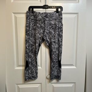 Lululemon Capri Leggings Size 10 Black Gray Print Women’s